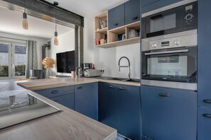 Fridge, oven, dishwasher, coffee/tea maker