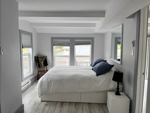 2 bedrooms, desk, WiFi, bed sheets