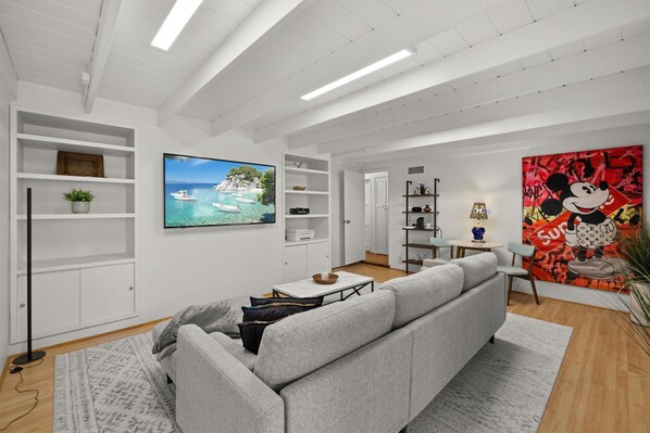 Smart TV - Bright Renovated Garden Paradise Minutes to Beach, Hikes, Restaurants & Downtown (Santa Barbara)