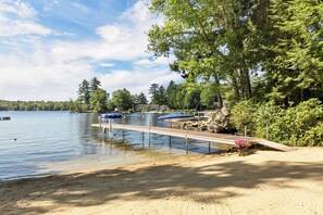 Beach nearby - Winnipesaukee Lake Front Cottage with Sandy Beach and 25ft Dock Sleeps 8 (Moultonborough)