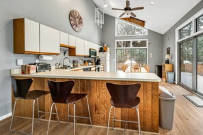 Microondas, lavavajillas y cafetera y tetera 