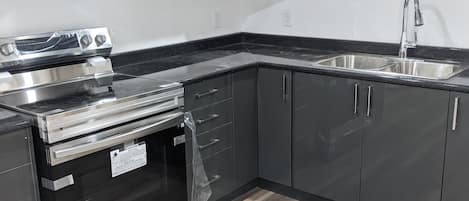 Réfrigérateur, four à micro-ondes, un four, surface de cuisson