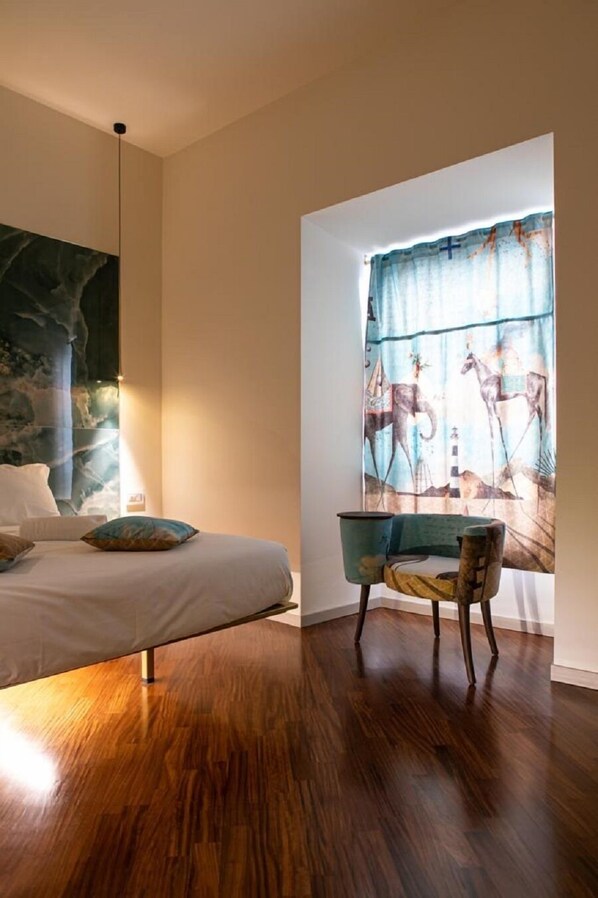 Habitación superior, 1 cama de matrimonio grande, no fumadores, vistas a la ciudad | Edredones de plumas, minibar, caja fuerte y decoración individual