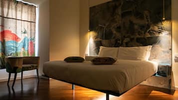 Deluxe kamer, 1 kingsize bed, niet-roken, uitzicht op de stad | Donsdekens, een minibar, een kluis op de kamer, individueel gedecoreerd