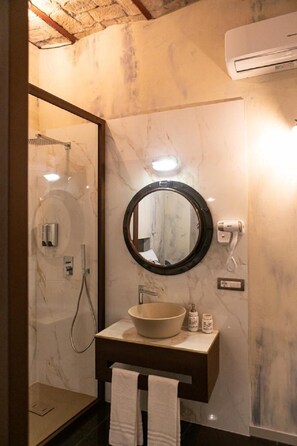 Junior Studio Suite, 1 Queen Bed, Non Smoking, Courtyard View | Bathroom | Shower, rainfall showerhead, hair dryer, bidet