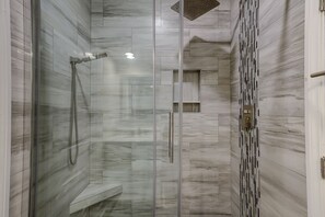 Combined shower/bathtub, hair dryer, towels - 7 Black Duck- Oceanfront, 9 Bedrooms, Large 30 ft x 18.ft Private Pool & Spa. (Hilton Head Island)