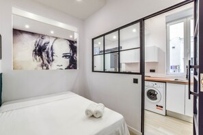 1 chambre, fer et planche Ă repasser, Wi-Fi gratuit, draps fournis