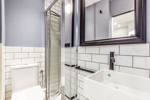 Douche, sĂšche-cheveux, serviettes fournies