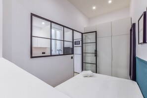 Een strijkplank/strijkijzer, gratis wifi, beddengoed