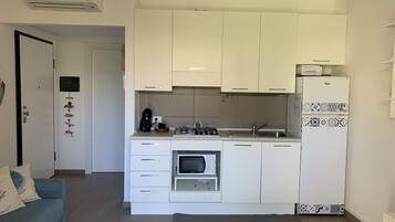 Refrigerador, microondas, parrilla de estufa y cafetera y tetera