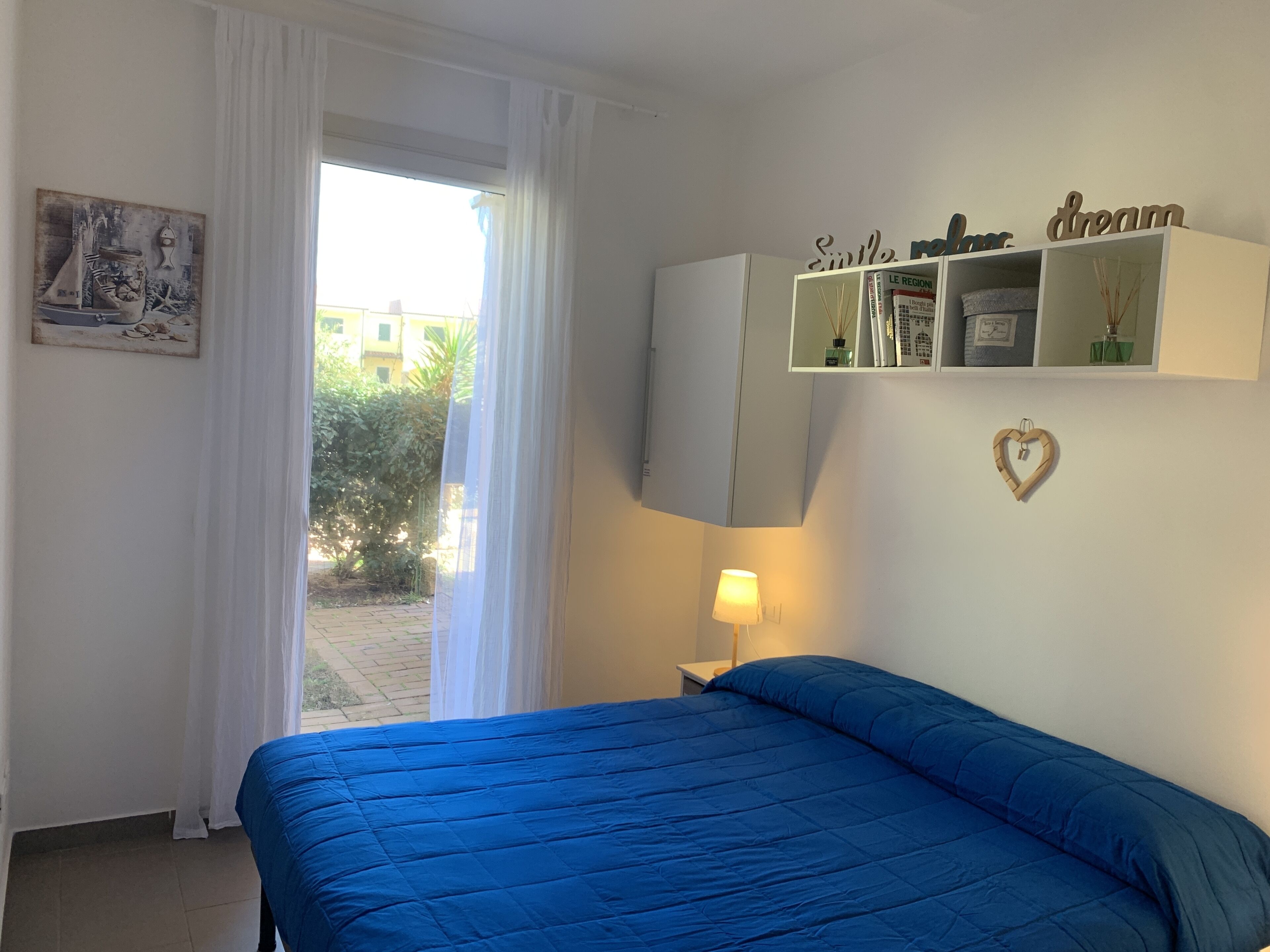 1 habitación, tabla de planchar con plancha y cuna de viaje 