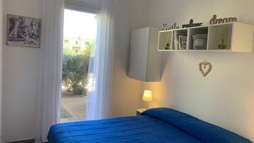 1 habitación, tabla de planchar con plancha y cuna de viaje