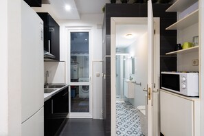 Fridge, microwave, stovetop, coffee/tea maker