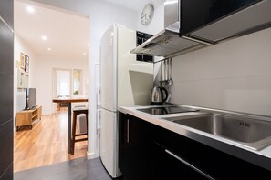 Frigorifero, microonde, piano cottura, macchina per tè/caffè