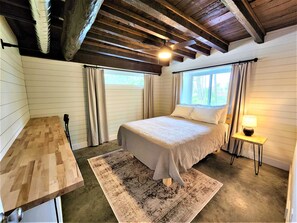 4 bedrooms, desk, iron/ironing board, WiFi