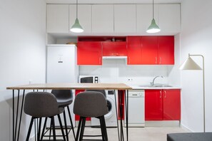 Réfrigérateur, micro-ondes, four, plaque de cuisson