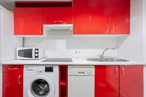 Frigorífico, microondas, horno y placa de cocina