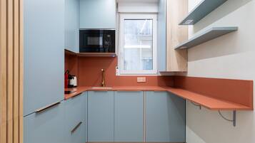 Een koelkast, een magnetron, een oven, een vaatwasser