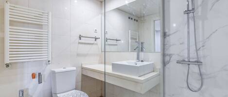 Douche, séchoir à cheveux, serviettes fournies