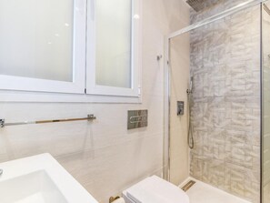 Douche, sèche-cheveux, serviettes fournies