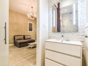 Shower, hair dryer, towels - APARTMENT LOFT LAVAPIES  de alquiler temporal (Madrid)