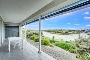 Outdoor dining - Hindmarsh Island Marina Lifestyle (Hindmarsh Island)