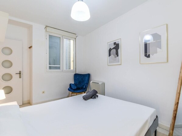 Tabla de planchar con plancha, wifi gratis y ropa de cama 