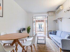 TV - APARTAMENTO EN CAVA BAJA DE ALQUILER TEMPORAL (Madrid)