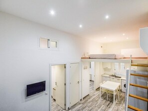 3 makuuhuonetta, silitysrauta/-lauta, ilmainen Wi-Fi, vuodevaatteet