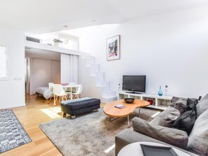 TV - atico de diseño en anton martin de alquiler temporal (Madrid)