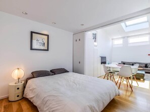 2 bedrooms, iron/ironing board, free WiFi, bed sheets - atico de diseño en anton martin de alquiler temporal (Madrid)