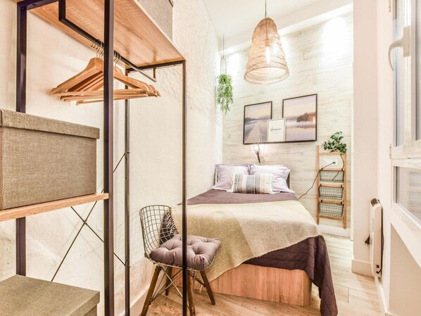 1 slaapkamer, een strijkplank/strijkijzer, gratis wifi, beddengoed