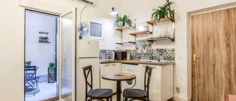 Réfrigérateur, micro-ondes, four, lave-vaisselle