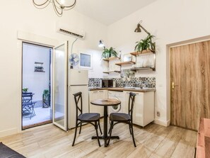 Fridge, microwave, oven, dishwasher - apartamento con patio en la plaza de lavapies de alquiler temporal (Madrid)