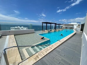 Piscina a l'aire lliure i piscina climatitzada 