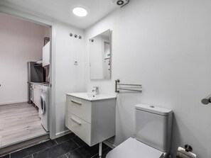 Regadera, secadora de cabello, toallas 