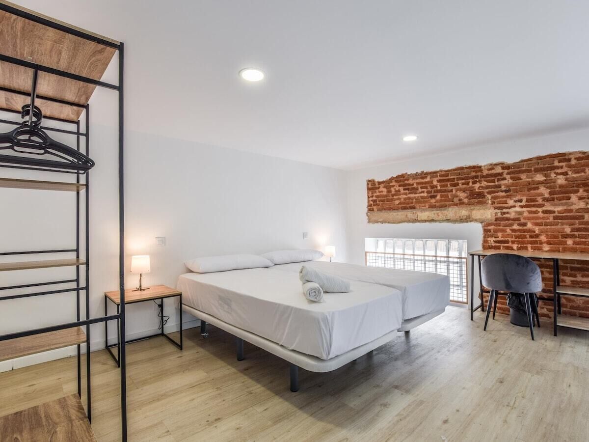 Tabla de planchar con plancha, wifi gratis, ropa de cama