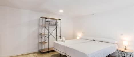 1 habitación, tabla de planchar con plancha, wifi gratis y ropa de cama