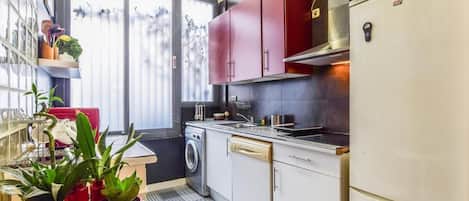 Een koelkast, een magnetron, een oven, een kookplaat
