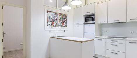 Kylskåp, mikrovågsugn, ugn och diskmaskin