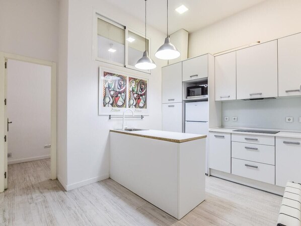 Fridge, microwave, oven, dishwasher - apartamento malasaña business de alquiler temporal (Madrid)