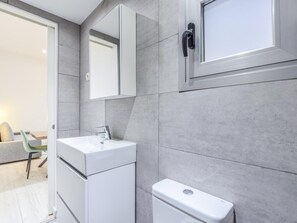 Shower, hair dryer, towels - apartamento malasaña business  de alquiler temporal (Madrid)