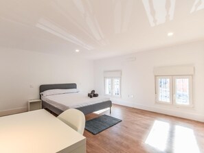 Tabla de planchar con plancha, wifi gratis y ropa de cama 