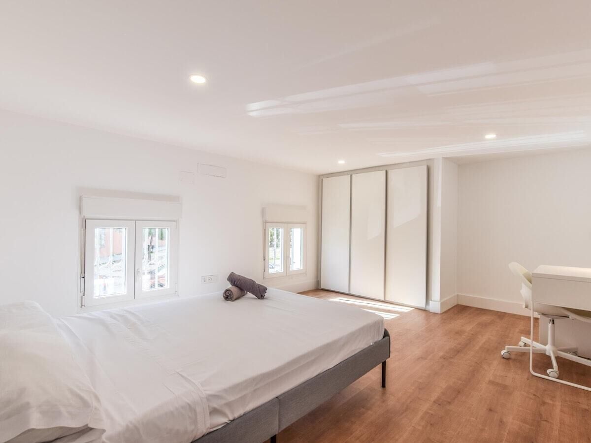 Tabla de planchar con plancha, wifi gratis y ropa de cama 