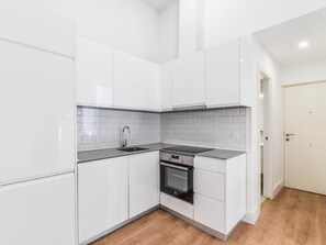 Fridge, microwave, oven, dishwasher - apartamento acogedor valderribas de alquiler temporal (Madrid)