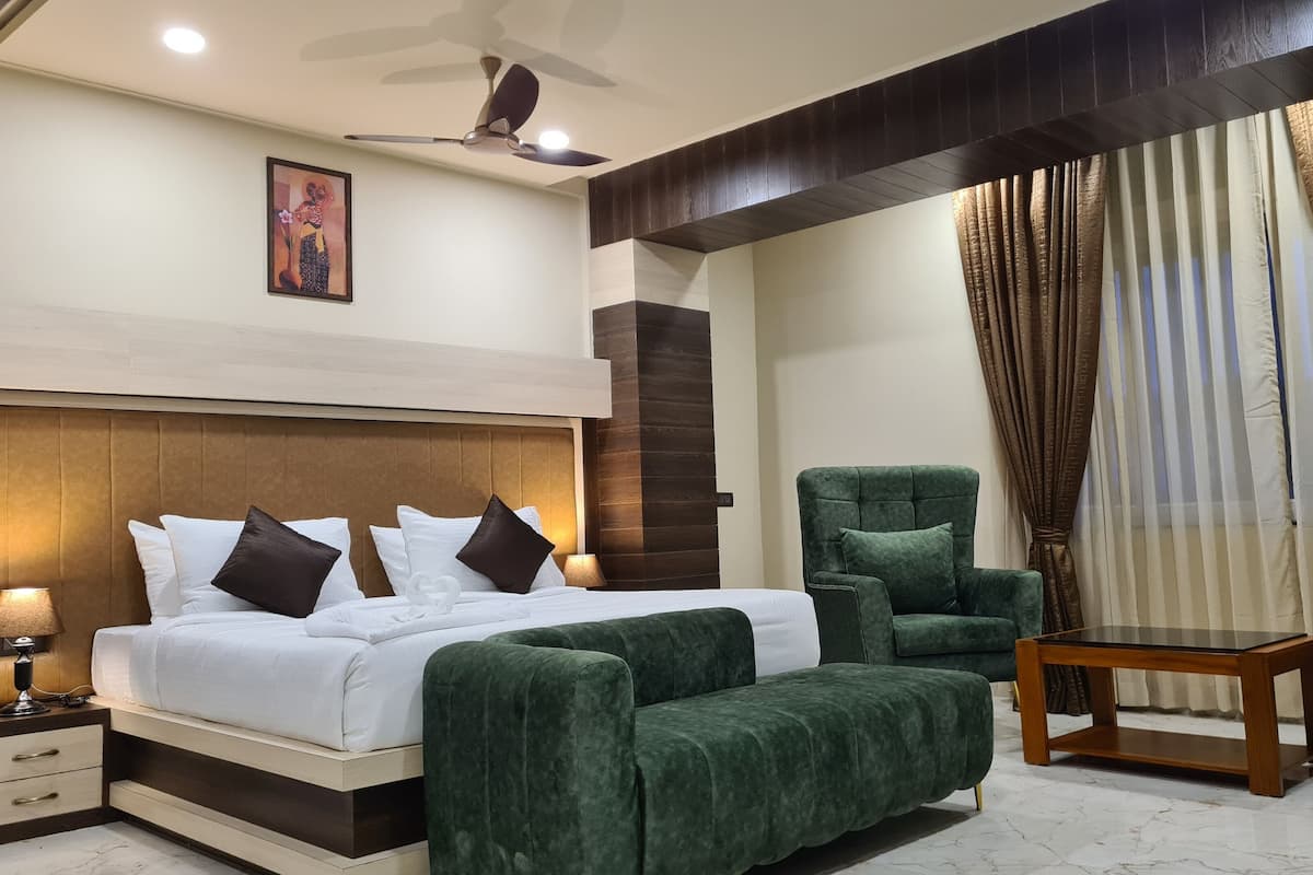 Club Double Room | 1 bedroom, in-room safe, iron/ironing board, free WiFi
