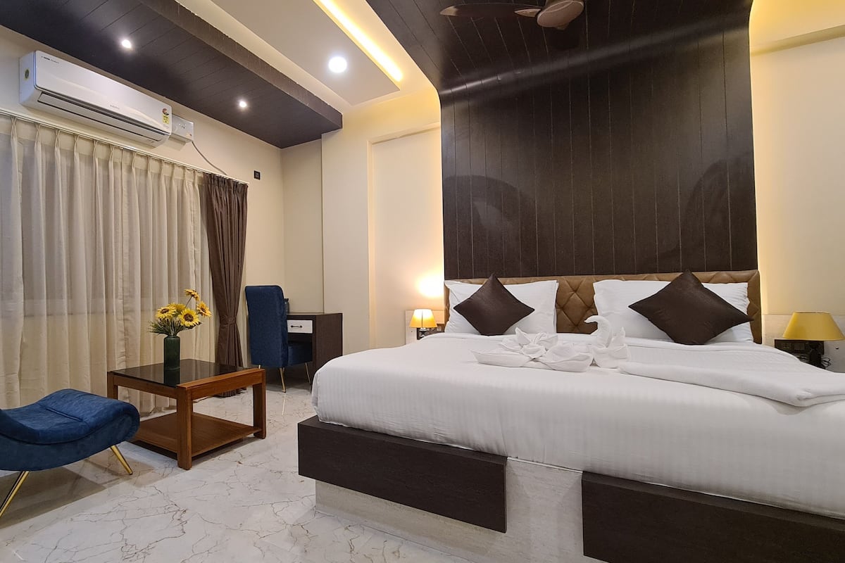 Luxury Suite | 1 bedroom, in-room safe, iron/ironing board, free WiFi