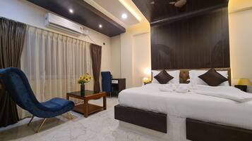 Luxury Suite | 1 bedroom, in-room safe, iron/ironing board, free WiFi