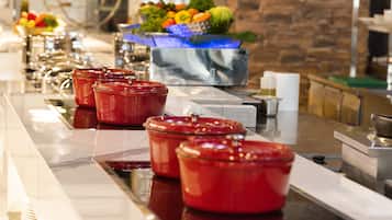 Dagelijks continentaal ontbijt (AED 90 per persoon)