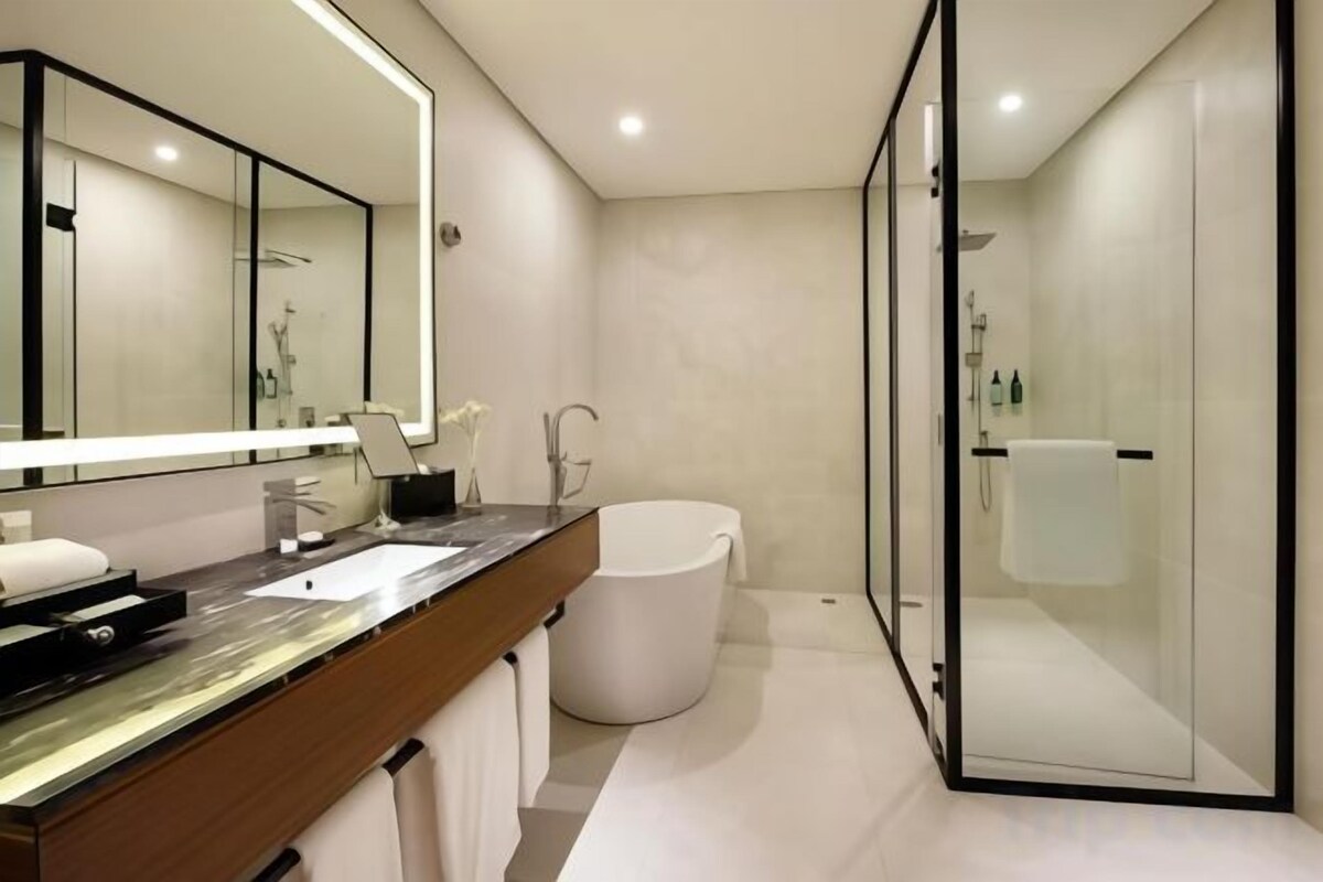 Badezimmer | Badewanne und Dusche (separat), Regendusche, kostenlose Toilettenartikel